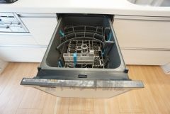 家事の時間が短縮できる食器洗い乾燥機付。億劫な後片付けもラクラクです。