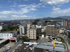 東向き眺望。目の前に日差しを遮る建物がないので、日当たりと風通し良好です＾＾心地よい自然の光や風を感じることができ、ほどよく開放感のある空間がつくれます。