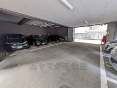 駐車場。 空有/月額10，000～14，000円。最新の空き状況についてはお問い合わせ下さい＾＾