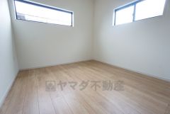5帖。2面採光を確保した明るい室内は、風通しも良く、大変居心地の良い空間となっております。日当たりがよく、子供部屋としての利用もおすすめ。