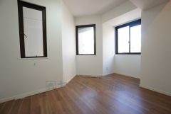 6.1帖。主寝室としてお使いいただけそうなこちらのお部屋は、日当たりが良く、爽やかな風を感じて起きる朝は、快適生活の始まりに。 