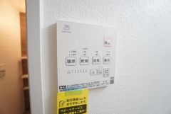 雨の日の洗濯も安心できる浴室暖房乾燥機付き浴室。リモコンで操作もボタン1つで簡単。