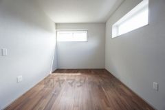 6帖。2面採光を確保した明るい室内は、風通しも良く、大変居心地の良い空間となっております。日当たりがよく、子供部屋としての利用もおすすめ。