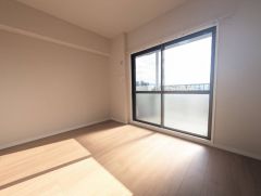 採光を確保した明るい室内は、風通しも良く、大変居心地の良い空間となっております。日当たりがよく、子供部屋としての利用もおすすめ。 