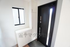 採光も考えられた明るい玄関です。たっぷり収納できるシューズボックス付きなので、家族全員の靴がきれいに整頓できます。