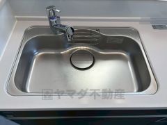 広々とした凸型シンクに洗剤ポケットを標準装備。大きなお鍋など洗いやすいです。