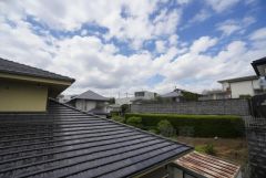 目の前に日差しを遮る建物がないので、日当たり＆風通し良好です＾＾心地よい自然の光や風を感じることができ、ほどよく開放感のある空間がつくれます。