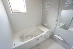 1日の疲れを癒すくつろぎのバスルーム。足を伸ばしてもゆったりと入れるサイズです。お子様と一緒にお風呂に入っても狭くないですね＾＾ 