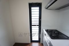 生ごみの仮置きに重宝する勝手口付きのキッチン＾＾　生ごみの臭いに悩まされることがなくなりますね。