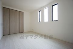 家具を選ばないナチュラルな色合いの壁紙とフローリングです。