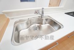 大きなお鍋も楽々洗える幅の広いシンクです＾＾ステンレスシンクなので簡単にお掃除できますよ。洗剤やスポンジもすっきりできる収納付き。