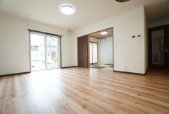 大きな掃き出し窓のあるリビングは、陽光あふれる明るい空間です。ゆったりと寛げる憩いの場となりそうです。