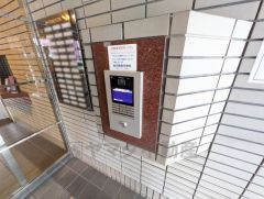 防犯性もばっちり、TVモニター付きインターホン完備。来訪者の顔が見えるので、安心＾＾お子さん1人での留守番時にも活躍しそうです。