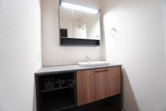 洗練されたデザインが魅力の洗面台。広々としたカウンターで使い勝手が良く、朝の身支度も快適に行えます。