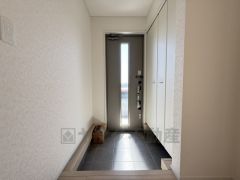 ご家族の靴をスッキリと片付けられるシューズボックス付きの玄関です＾＾スッキリと片付いた玄関は気持ちがいいです。