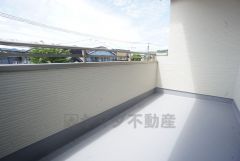 南向きで陽当たりの良いバルコニーです。お洗濯やお布団干しはもちろん、日光浴スペースにも＾＾足元は防水工事施工済です。 