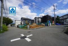 柏原小学校：徒歩約7分、柏原中学校：徒歩約20分、スーパー徒歩5分バス停「自然公園前」徒歩6分。