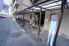 雨や直射日光、風雪から自転車を守り、自転車の劣化を防ぎます。雨の日の利用も快適です。