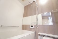1日の疲れを癒すくつろぎのバスルーム。足を伸ばしてもゆったりと入れるサイズです。お子様と一緒にお風呂に入っても狭くないですね^^