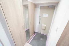 たっぷり収納できるシューズボックス付きです。家族全員の靴がきれいに整頓できます。シューズボックスは全身鏡付きで、お出かけ前にコーディネートのチェックが出来ますね。