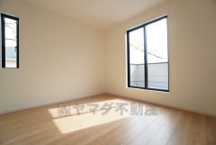 2面採光を確保した明るい室内は、風通しも良く、大変居心地の良い空間となっております。日当たりがよく、子供部屋としての利用もおすすめ。