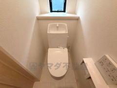 1階2階の2ヶ所にトイレがありますので、忙しい朝にも家族に気を使わず、ゆとりが生まれますね＾＾ 小窓付きで換気する時に便利です＾＾