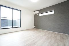主寝室としてお使いいただけそうなこちらのお部屋は、日当たりが良く、爽やかな風を感じて起きる朝は、快適生活の始まりに。