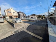 前面道路は南側約4ｍの公道に面しています。住人以外の車の進入も少なく、小さなお子様を持つご家庭にも安心です。