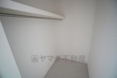 階段横にはハンガーパイプ付きのファミリークロークあり＾＾