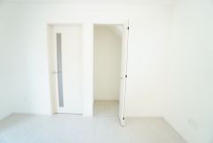 物が散らかりやすいリビングに収納スペースを確保。書類や雑貨をひとまとめにできまるため、お部屋をすっきりさせることが出来ます。