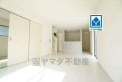 家族が集まる開放的なリビング。思い思いの時間を過ごしたり食事をしたり、素敵な団らんの場になりますね。