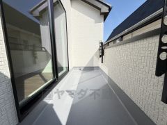 南向きで陽当たりの良いバルコニーです。お洗濯やお布団干しはもちろん、日光浴スペースにも＾＾足元は防水工事施工済です。