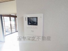 防犯はもちろん、セールスマン対策にもなるモニター付きインターホンです。 来訪者の顔が見えるので安心ですね＾＾