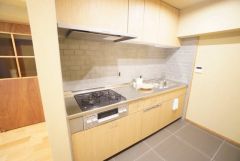 部屋の端に位置する壁付けキッチンは、デッドスペースができにくく、リビング・ダイニングを無駄なく広く活用できます。