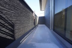 広々としたバルコニー。 天気のいい日にはお布団もまとめて干せそうですね＾＾