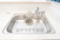 大きなお鍋も楽々洗える幅の広いシンクです＾＾ステンレスシンクなので簡単にお掃除できますよ。洗剤やスポンジもすっきりできる収納付き。