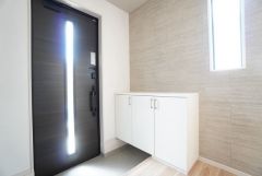 たっぷり収納できるシューズボックス付きです。家族全員の靴がきれいに整頓できます。棚の上にお花や写真を飾っても良いですね。