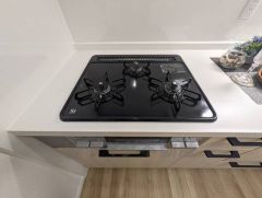 3種類の料理が同時に調理できる、3口ガスコンロ。忙しい夕食の支度時間が短縮できて効率よくお料理が楽しめます。