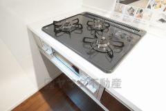 3種類の料理が同時に調理できる、3口ガスコンロ。忙しい夕食の支度時間が短縮できて効率よくお料理が楽しめます。