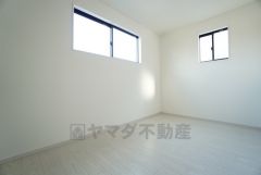 5.2帖。2面採光を確保した明るい室内は、風通しも良く、大変居心地の良い空間となっております。日当たりがよく、子供部屋としての利用もおすすめ。