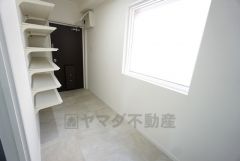 玄関は土間スペースが広々＾＾ 可動棚タイプなので収納したいものに合わせて高さが変えられます＾＾