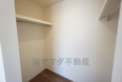 寝室にはハンガーパイプ付きのウォークインクローゼットが設けられています。たっぷり収納できるので衣替えの心配もいりませんね＾＾全居室収納付き＾＾ 