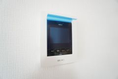 防犯はもちろん、セールスマン対策にもなるモニター付きインターホンです。お子さん1人での留守番時にも活躍しそうです。