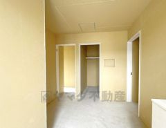 玄関スペース。ゆとりある広さと使いやすい動線が魅力。収納スペースもしっかり確保されており、完成後はすっきりとした美しい玄関空間に仕上がります。