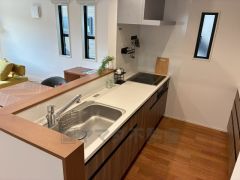 対面式キッチンなのでリビングにいるご家族とコミュニケーションを取りながら洗い物や、お料理が楽しめそうですね＾＾