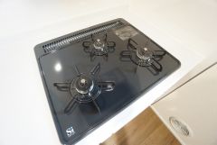 複数の調理を一度に行うことができる3口コンロ。効率よくお料理が出来ます。毎日のお料理も楽しくなりますね＾＾