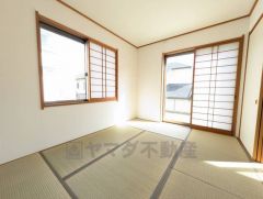 6帖。リビング隣には、ホッとできる和室を用意。客間としてはもちろん、お子様のお昼寝スペースや書斎としても活躍してくれそうです＾＾ 