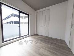 主寝室としてお使いいただけそうなこちらのお部屋は、日当たりが良く、爽やかな風を感じて起きる朝は、快適生活の始まりに。