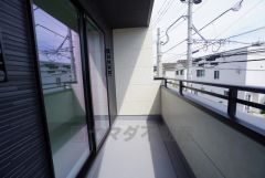 広々としたバルコニー。 天気のいい日にはお布団もまとめて干せそうですね＾＾