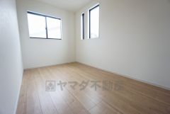 5帖。2面採光を確保した明るい室内は、風通しも良く、大変居心地の良い空間となっております。日当たりがよく、子供部屋としての利用もおすすめ。 